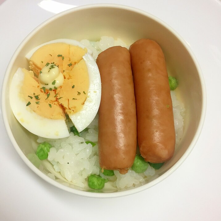 グリーンピースご飯に ボイルウインナーとたまご♪